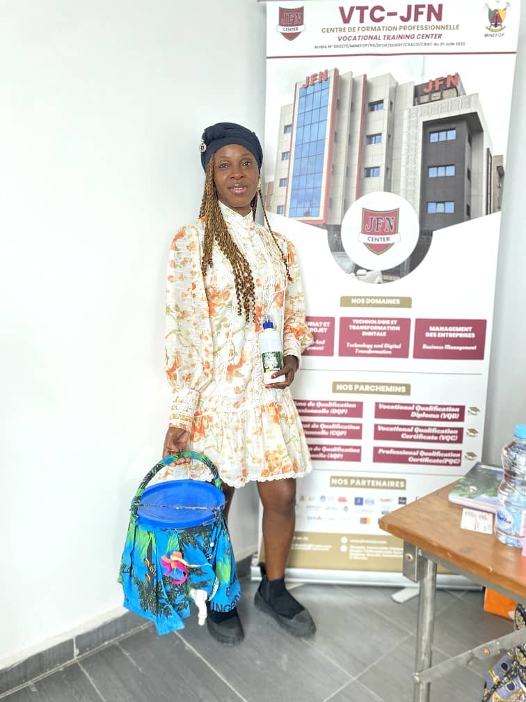 Prisca Nadège Benane Epoupe présentant le kit Ma poubelle intelligente